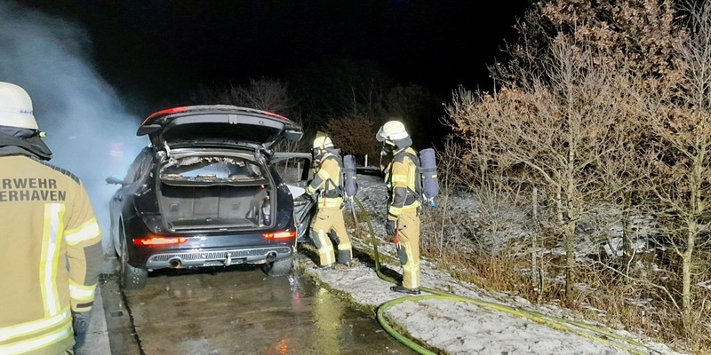 FW Bremerhaven: PKW brennt auf Autobahn in voller Ausdehnung - Foto: presseportal.de