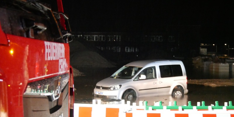 FW Celle: PKW steckt im Matsch fest - Foto: presseportal.de