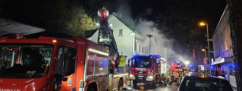 Das Mehrfamilienhaus in Essen stand nach der Explosion in Flammen. - Foto: Markus Gayk/dpa