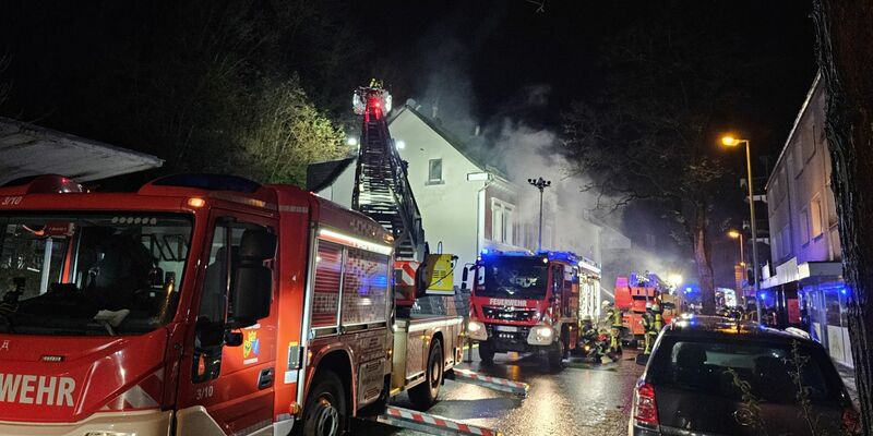 In einem Mehrfamilienhaus in Essen brannte es. - Foto: Markus Gayk/dpa