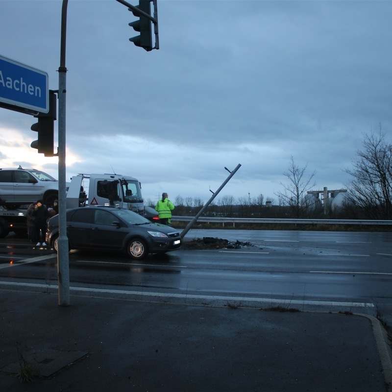 POL-DN: Mädchen verletzt - Ampelmast beschädigt - Foto: presseportal.de
