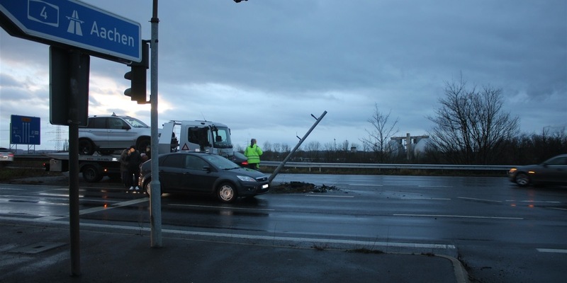 POL-DN: Mädchen verletzt - Ampelmast beschädigt - Foto: presseportal.de