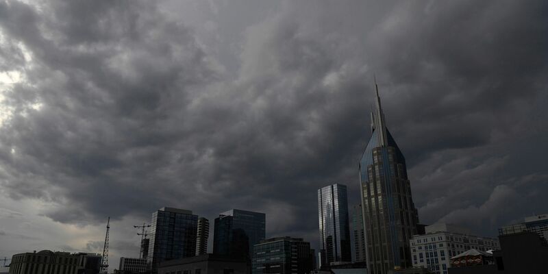 Eine Sturmfront nähert sich der Innenstadt von Nashville, Tennessee, die nördlich der Stadt einen Tornado auslöste. - Foto: Nicole Hester/The Tennessean via AP/dpa
