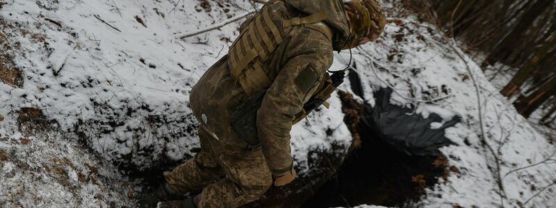 Ein ukrainischer Soldat betritt einen Graben in der Nähe einer Artilleriestellung. - Foto: Madeleine Kelly/ZUMA Press Wire/dpa