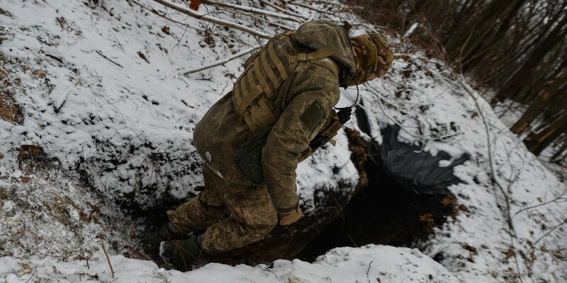 Ein ukrainischer Soldat betritt einen Graben in der Nähe einer Artilleriestellung. - Foto: Madeleine Kelly/ZUMA Press Wire/dpa