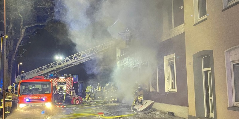 FW-E: Explosion in einem Mehrfamilienhaus - Großbrand mit mehreren Verletzten - Foto: presseportal.de
