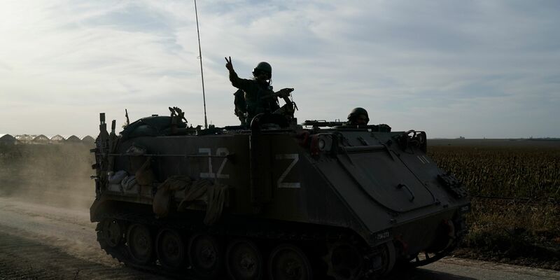 Ein Konvoi gepanzerter Mannschaftstransporter (APC) der israelischen Armee bewegt sich in der Nähe der Grenze zwischen Israel und dem  Gazastreifen im Süden Israels. - Foto: Leo Correa/AP/dpa