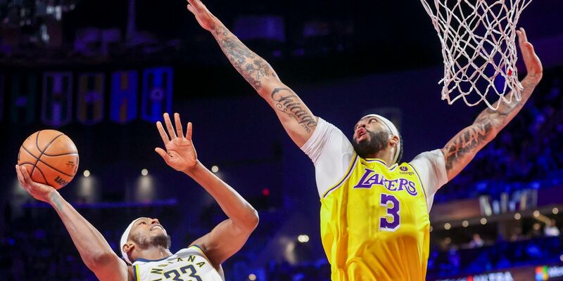 Anthony Davis (r) von den Los Angeles Lakers war mit 41 Punkten der überragende Spieler der Partie. - Foto: Ian Maule/AP/dpa