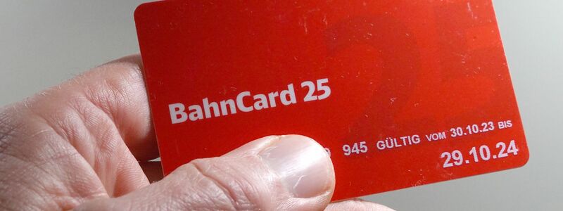Künftig nur noch digital: die BahnCard. - Foto: Martin Schutt/dpa