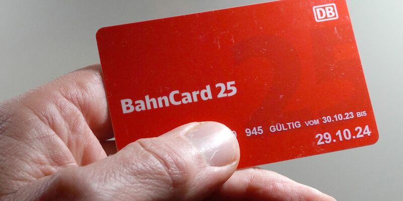 Die Bahncards 25 und 50 sollen in Zukunft nur noch in digitaler Form zur Verfügung stehen. - Foto: Martin Schutt/dpa