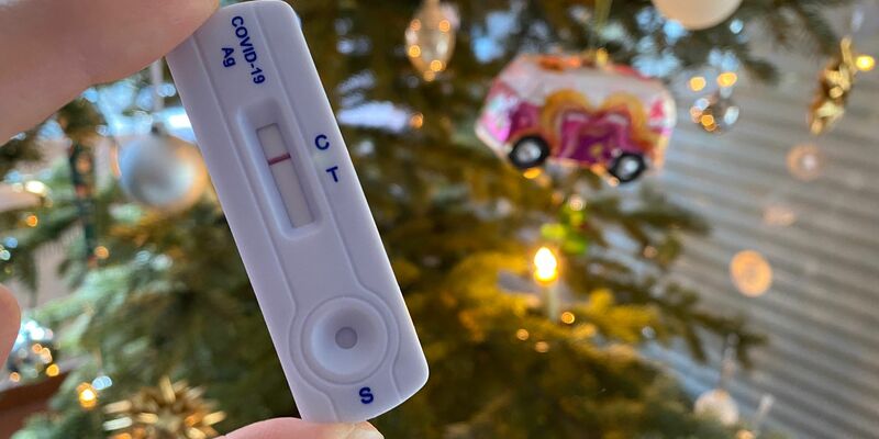 Ein negativer Schnelltest für das Coronavirus, fotografiert vor einem Weihnachtsbaum. Befürchtungen vor einer Infektionen spielen laut einer Umfrage keine größere Rolle mehr. - Foto: Julian Stratenschulte/dpa