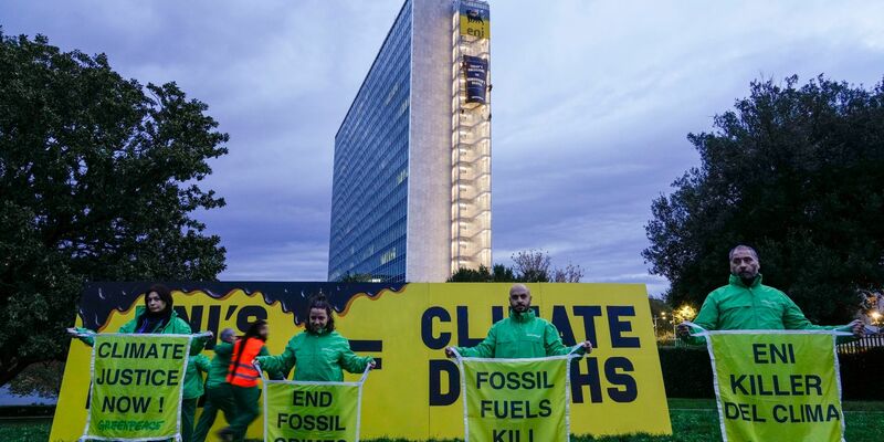 Aktivisten der Umweltorganisation Greenpeace protestieren Anfang Dezember vor dem italienischen Öl- und Gaskonzern ENI in Rom. - Foto: Andrew Medichini/AP/dpa