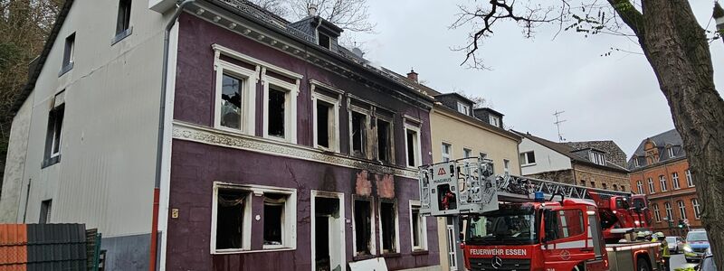 Ein Feuerwehrauto steht nach der Explosion in einem Mehrfamilienhaus vor dem zerstörten Gebäude. - Foto: Markus Gayk/dpa