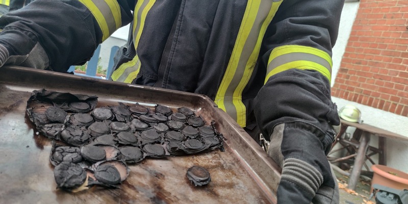 FW Celle: Brennt Backofen - Gebäck wird Raub der Flammen - Foto: presseportal.de