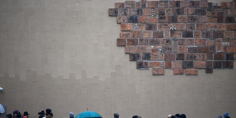 Teilnehmer der Thora-Überführung vor wenigen Tagen in Magdeburg. - Foto: Klaus-Dietmar Gabbert/dpa
