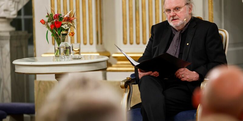 Jon Fosse, Träger des Literaturnobelpreises 2023 aus Norwegen, spricht während eines Vortrags in der Schwedischen Akademie. - Foto: Fredrik Persson/TT News Agency/AP/dpa