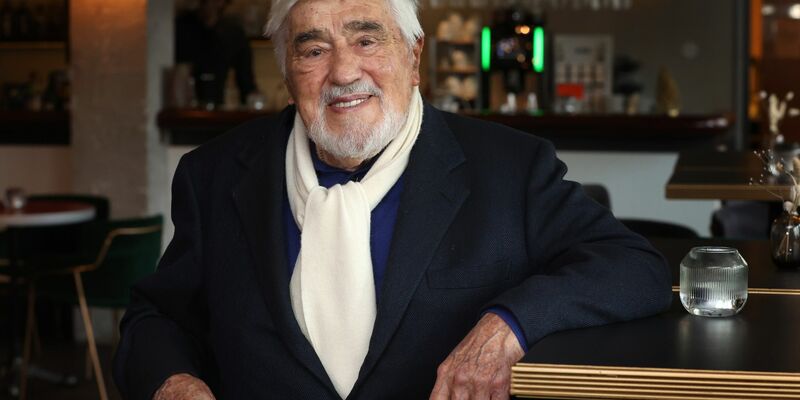 Der Schauspieler Mario Adorf im Café des Arri-Kinos in München, das die technisch überarbeitete 4K-Fassung von «Winnetou I» gezeigt hat. - Foto: Karl-Josef Hildenbrand/dpa