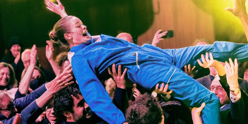 Die Schauspielerin Pauline Rénevier wird im Thalia Theater auf Händen getragen. - Foto: Markus Scholz/dpa