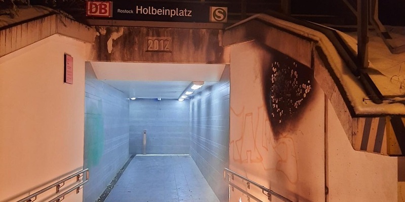 BPOL-HRO: Dixi vollständig ausgebrannt - Foto: presseportal.de