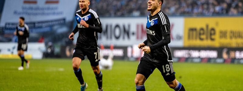Traf zum Schalker 1:0 in Rostock: Blendi Idrizi (r). - Foto: Axel Heimken/dpa