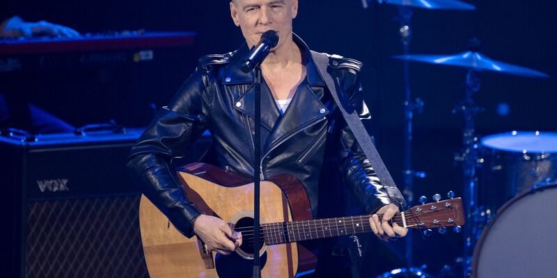 Der kanadische Musiker Bryan Adams tritt bei der Spendengala «Ein Herz für Kinder» auf. - Foto: Sebastian Christoph Gollnow/dpa