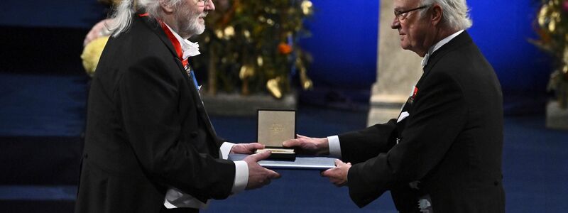 König Carl XVI. Gustaf von Schweden überreicht den Preis an Jon Fosse. - Foto: Claudio Bresciani/TT News Agency/AP/dpa