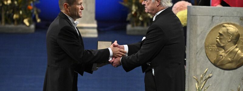Ferenc Krausz (l) erhält den Nobelpreis für Physik 2023 von Schwedens König Carl XVI. Gustaf in Stockholm. - Foto: Claudio Bresciani/TT News Agency/AP/dpa