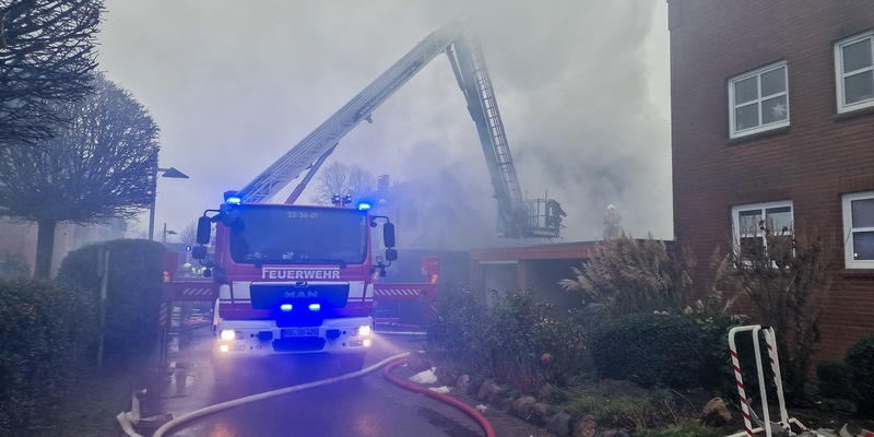 FW-RD: Feuer im Reihenhaus - Feuerwehr mit Großaufgebort im Einsatz - Foto: presseportal.de