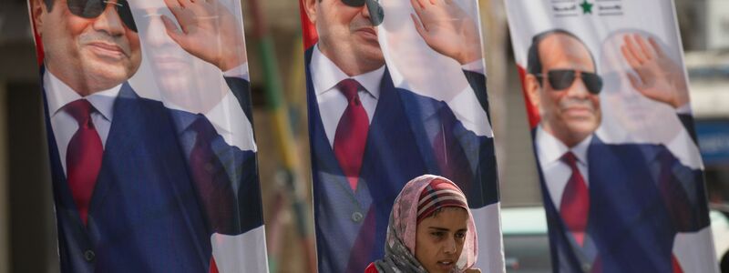Allgegenwärtig im Straßenbild: Plakaten mit dem Abbild des ägyptischen Präsidenten Abdel Fattah al-Sisi. - Foto: Gehad Hamdy/dpa