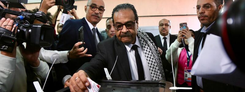 Chan cenlos: Farid Sahran, der wohl bekannteste von Al-Sisi Gegenkandidaten, bei der Stimmabgabe in Kairo. - Foto: Nader Nabel/dpa