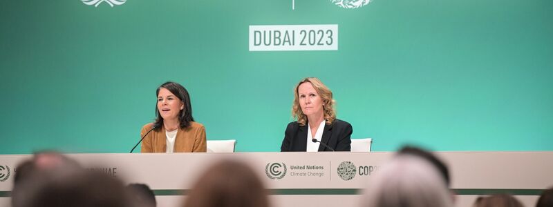 Bundesaußenministerin Annalena Baerbock (l) und Bundesumweltministerin Steffi Lemke sprechen auf einer Pressekonferenz auf der UN-Klimakonferenz in Dubai. - Foto: Hannes P. Albert/dpa