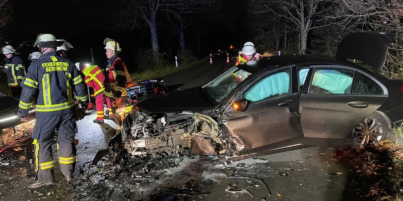 FW Bergheim: Zwei Schwerverletzte nach Frontalzusammenstoß in Bergheim - Foto: presseportal.de