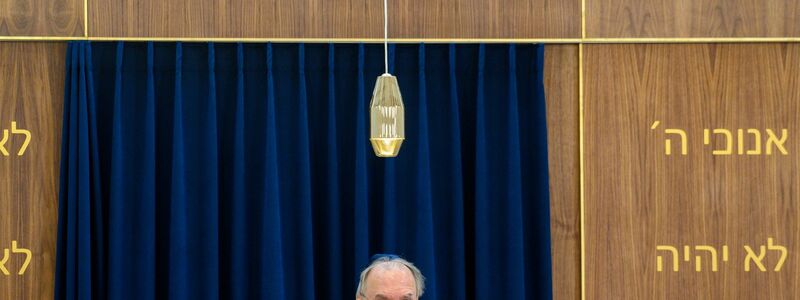 Sachsen-Anhalts Ministerpräsident Reiner Haseloff spricht bei der feierlichen Eröffnung der Neuen Synagoge in Magdeburg zu den Gästen. - Foto: Klaus-Dietmar Gabbert/dpa
