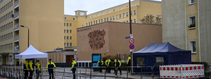 Polizisten sichern das Gelände um die Neue Synagoge in Magdeburg. - Foto: Klaus-Dietmar Gabbert/dpa