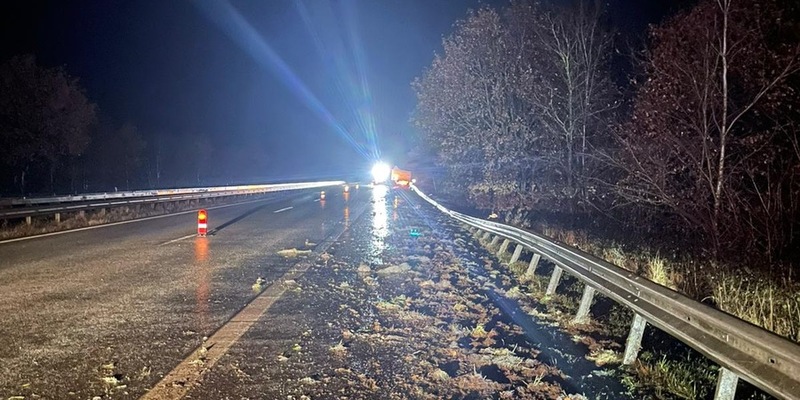 POL-CUX: Verkehrsunfall eines Schwertransports mit länger andauernden Bergungsmaßnahmen auf der BAB27 (Lichtbild in der Anlage) - Foto: presseportal.de