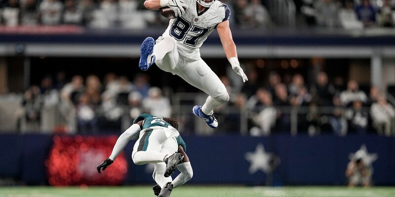 Jake Ferguson (87) setzte sich mit den Cowboys gegen die Philadelphia Eagles mit Kelee Ringo durch. - Foto: Sam Hodde/AP/dpa