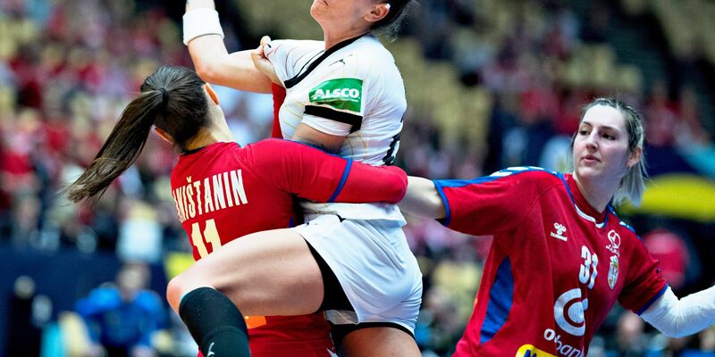 Spielt mit den DHB-Frauen um den Gruppensieg: Emily Bölk (M). - Foto: Henning Bagger/Ritzau Scanpix/AP/dpa