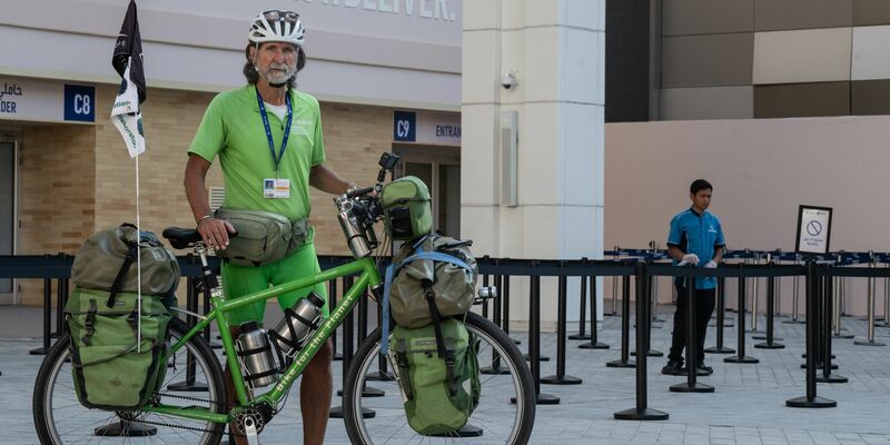 Der Umweltschützer Michael Evertz ist mit dem Fahrrad von Berlin nach Dubai gereist. - Foto: Hannes P. Albert/dpa