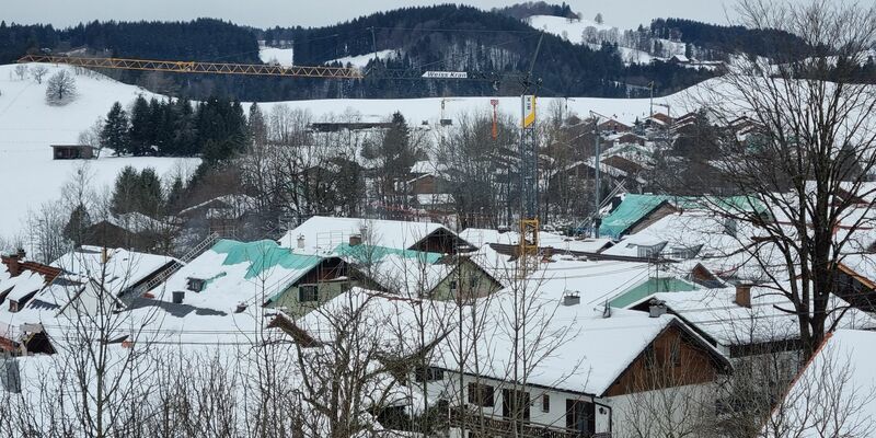 Bei einem Hagelsturm wurden mehrere Dächer in Bad Bayersoien beschädigt. - Foto: Michael Faulhaber/dpa