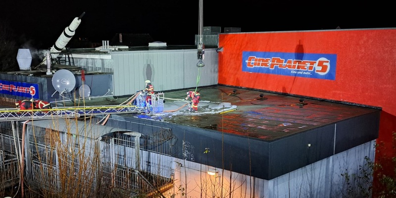 FW Bad Segeberg: Technischer Hilfeleistungseinsatz am Bad Segeberger Kino - Foto: presseportal.de
