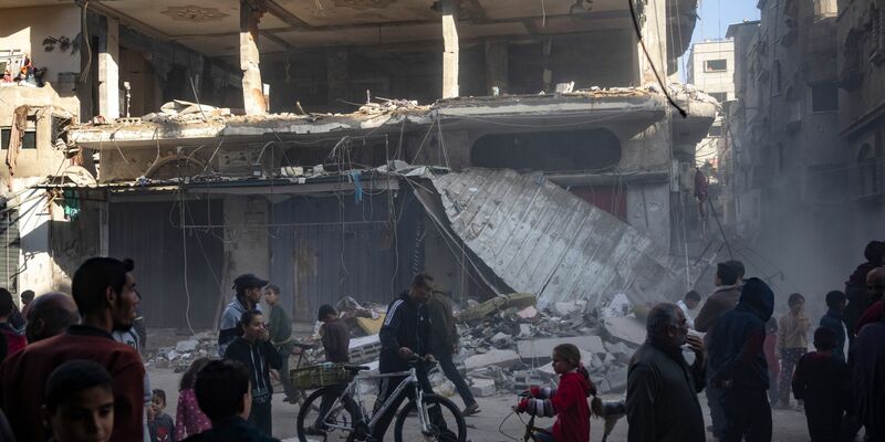 UN-Angaben zufolge hungert inzwischen die Hälfte der Bevölkerung im Gazastreifen. - Foto: Fatima Shbair/AP/dpa