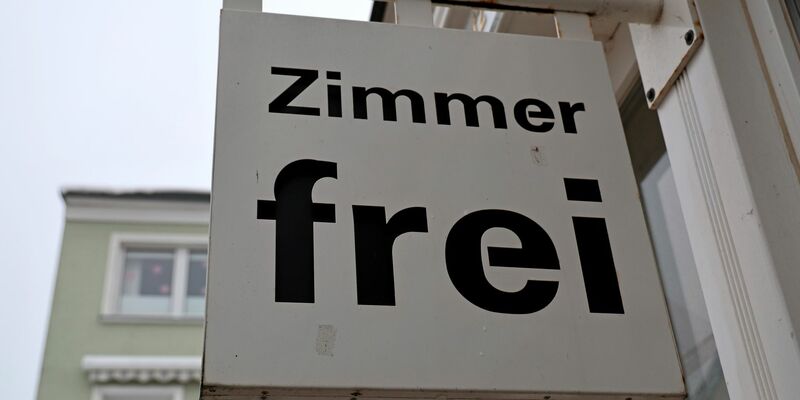 Ein Schild «Zimmer frei»: Wie steht es aktuell um die Übernachtungszahlen in der Hotellerie? - Foto: Bernd Wüstneck/dpa