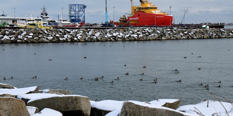 Im Hafen Mukran auf Rügen soll ein LNG-Terminal entstehen. - Foto: Bernd Wüstneck/dpa