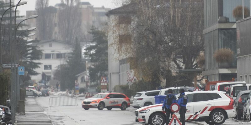 In der Schweizer Stadt Sitten im Kanton Wallis hat ein Mann nach Angaben der Polizei zwei Menschen erschossen. - Foto: Louis Dasselborne/KEYSTONE/dpa