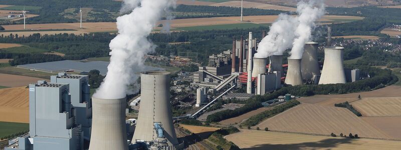 Das RWE-Braunkohlekraftwerk Neurath I und II in Grevenbroich-Neurath: Deutschland darf dem Energiekonzern RWE 2,6 Milliarden Euro staatliche Hilfe für den Kohleausstieg zahlen. - Foto: Oliver Berg/dpa
