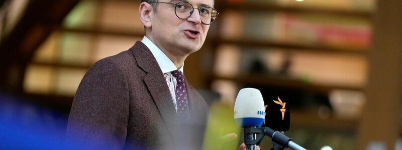 Wenn es keine positive Entscheidung gebe, wäre dies äußerst demotivierend für die Menschen in der Ukraine, warnte Außenminister Dmytro Kuleba in Brüssel. - Foto: Virginia Mayo/AP/dpa