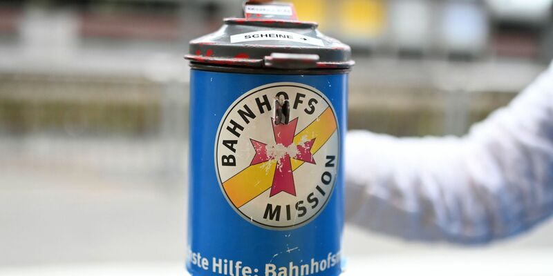 In Deutschland gehen die Zahl der Spender und das Spendenvolumen zurück. - Foto: Uli Deck/dpa