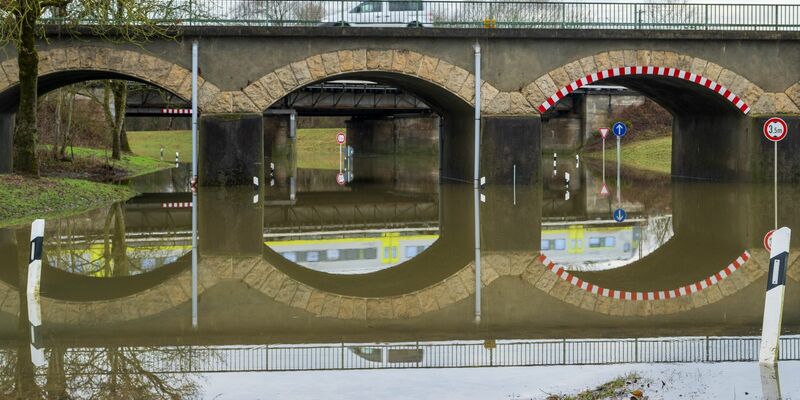 An der Schmutter in Donauwörth ist kurz vor der Mündung in die Donau eine Straße überflutet. - Foto: Stefan Puchner/dpa