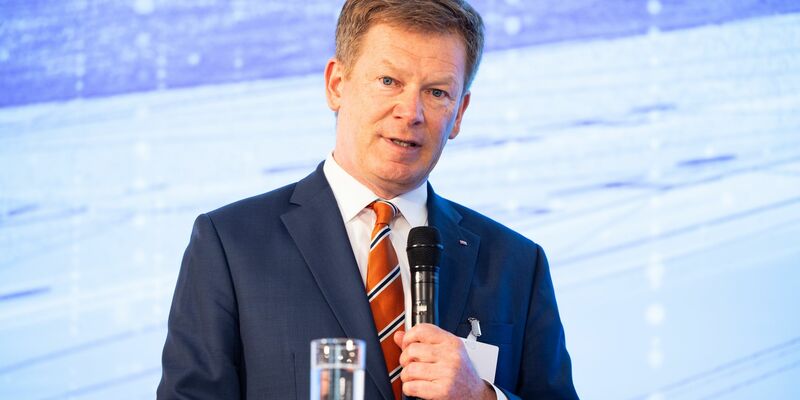 Richard Lutz, Vorstandsvorsitzender der Deutschen Bahn AG, spricht im September beim Schienengipfel in Frankfurt. - Foto: Lando Hass/dpa