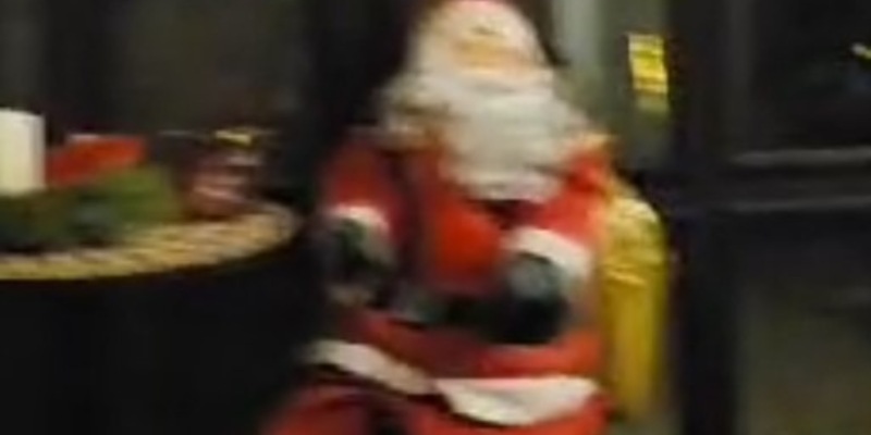 POL-WHV: Weihnachtsmann-Dekorationspuppe von Privatgrundstück entwendet - Foto: presseportal.de